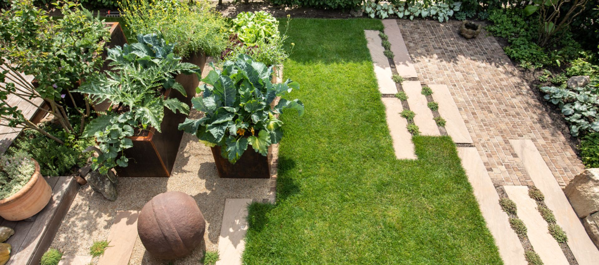 Natursteinpflasterung und Trockenmauer